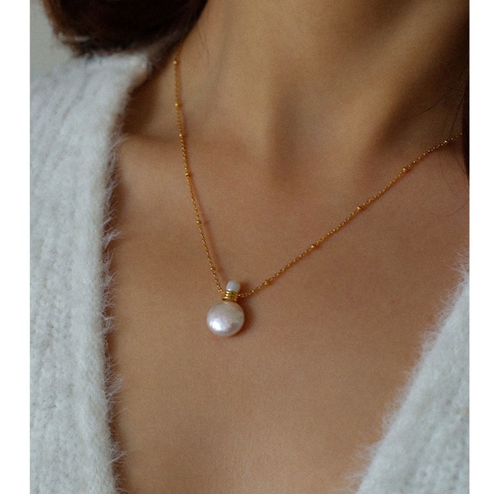 Perfume bottle like coin pearl necklace